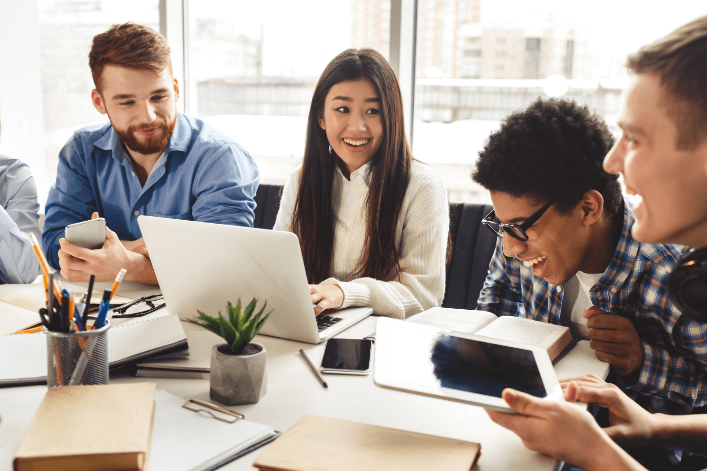 Студенческая группа. Люди в офисе. 5 many courses. Many courses. Обучение.