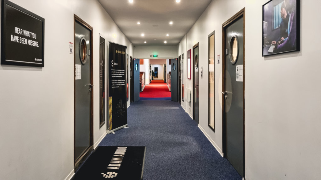 couloir d'accès à l'accueil de la section audio du campus parisien de la SAE Institute de Paris