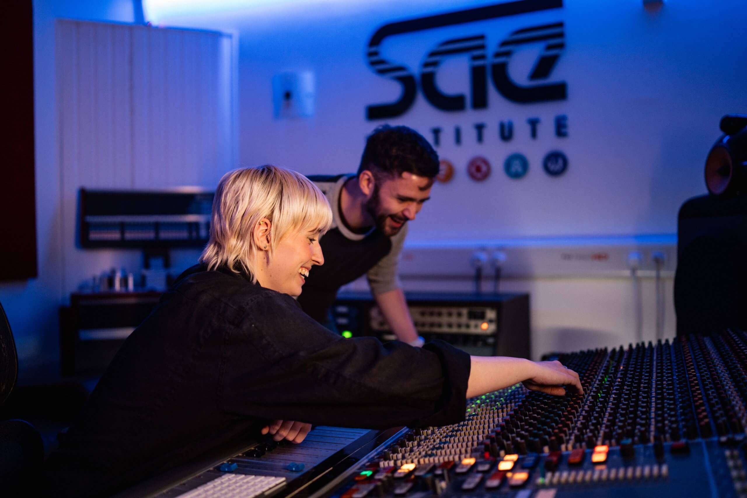 Deux étudiants de la SAE Institute, école du son et du cinéma, manipulent une console