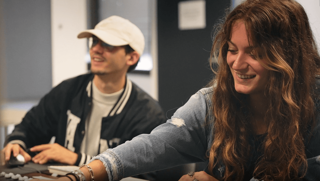 studio-campus-bordeaux-jpo Deux étudiants souriants travaillent dans un studio de musique