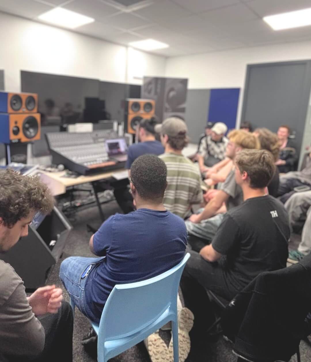 Des étudiants de la SAE Lyon assistent à une démonstration de matériels audio pour professionnels