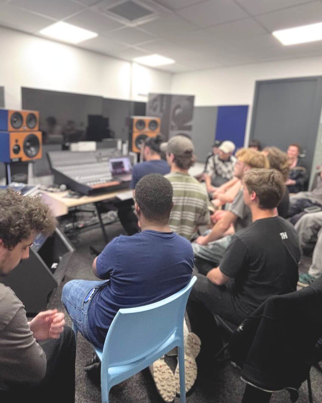 Des étudiants de la SAE Lyon assistent à une démonstration de matériels audio pour professionnels
