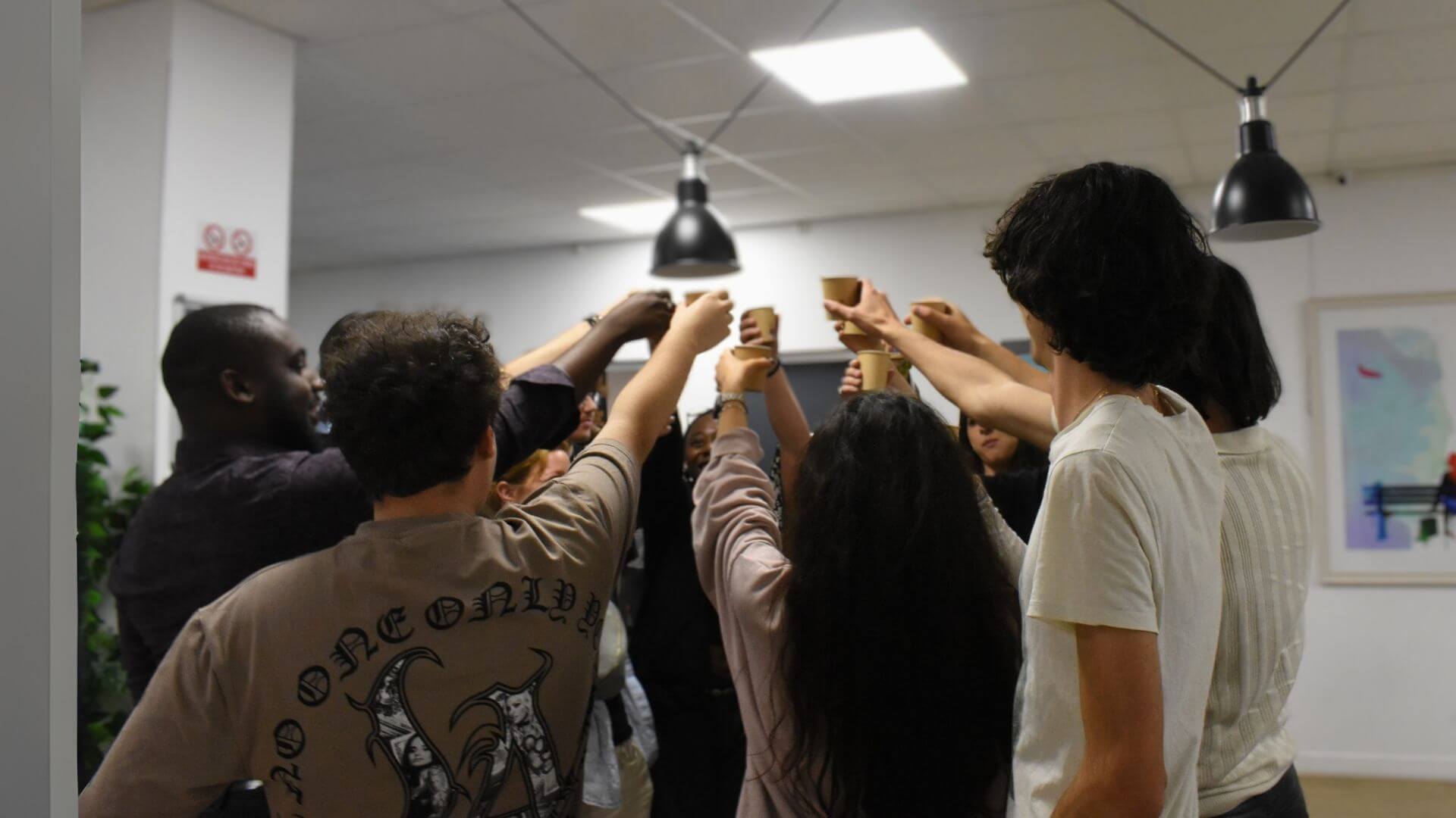 Série Ordalie Les étudiants SAE Institute célèbrent la fin d'un tournage