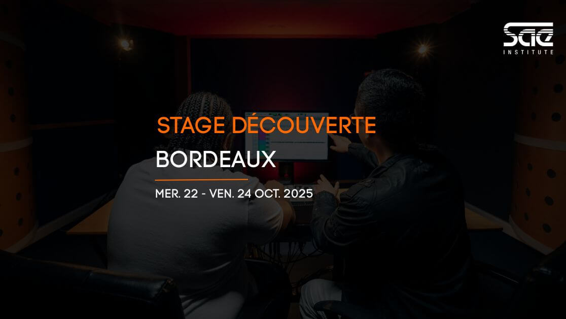 Deux étudiants de la SAE Institute, école de son et de musique, travaillent dans un studio d'enregistrement.