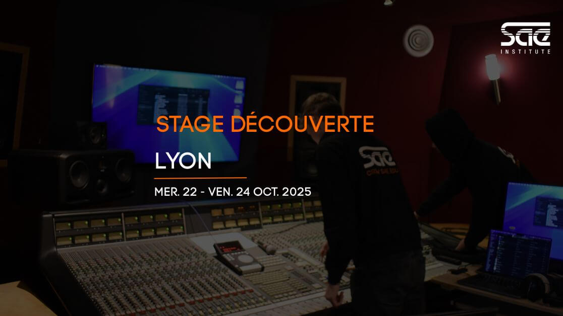 Deux étudiants de la SAE Institute, école de son et de musique, travaillent dans un studio d'enregistrement.