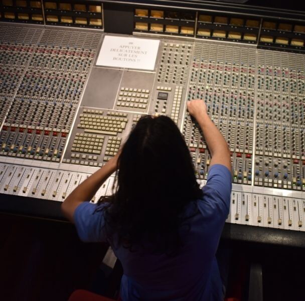 Stage découverte Son Un étudiant de la SAE Institute en formation Technicien Son fait de la production musicale