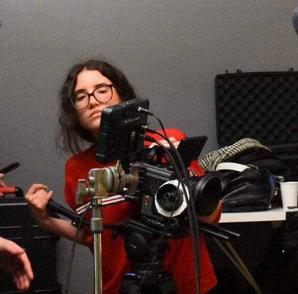 Stage audiovisuel Une étudiante en Bachelor Cinéma, TV & Audiovisuel est en train de manipuler une caméra