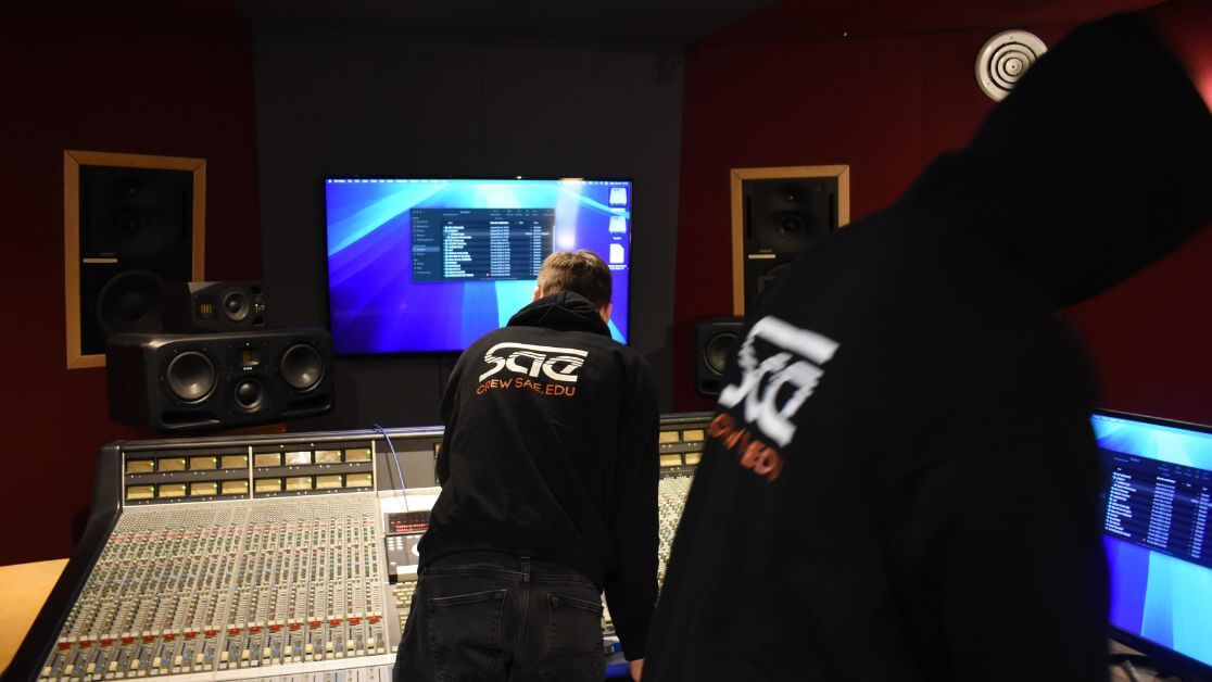 Stage Paris Deux étudiants en Bachelor Son & Musique manipulent une console de mixage