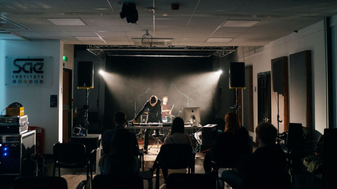 Stage Toulouse Scène de concert au sein de la SAE Institute, école de Son & d'audiovisuel