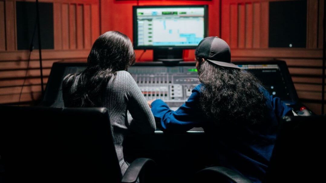 Deux étudiantes en Bachelor Son & Musique de la SAE Institute manipulent une console de mixage