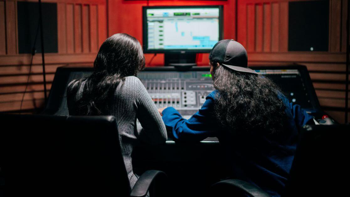Deux étudiantes en Bachelor Son & Musique de la SAE Institute manipulent une console de mixage