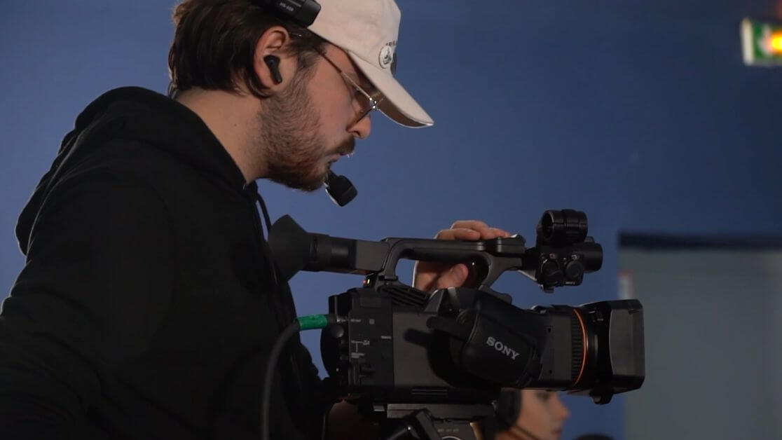 Stage Paris Un étudiant en Bachelor Cinéma, TV & Audiovisuel est en train de filmer