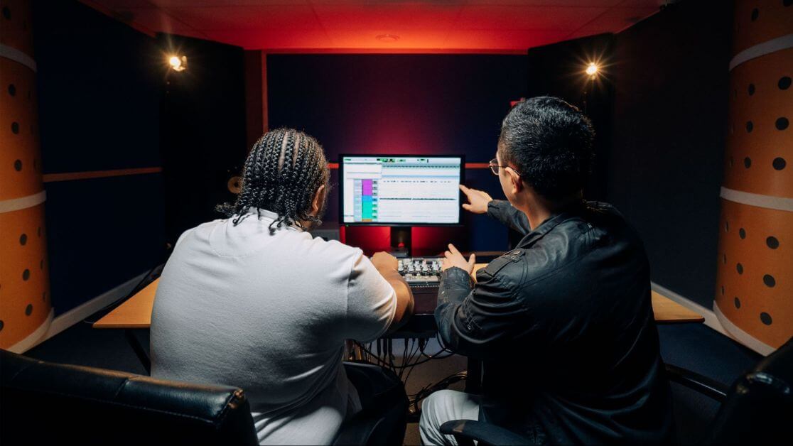 BTS - Option Son Deux étudiants du BTS Métiers de l'Audiovisuel de la SAE Institute, école de son & d'audiovisuel, travaillent mixent dans un studio professionnel.
