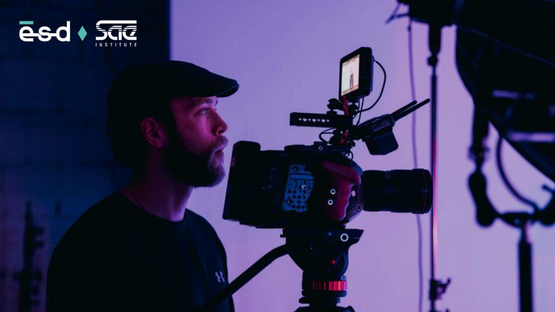 Un étudiant du Master Video & Digital content de la SAE Institute, école de son et de l'audiovisuel, est en train de filmer.