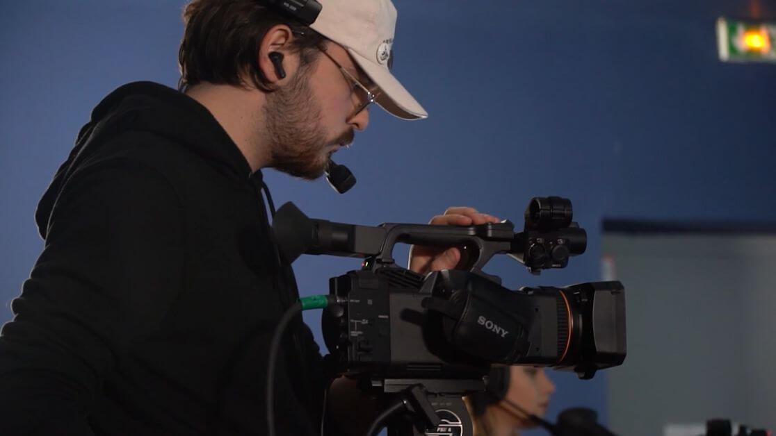 Un étudiant du BTS Métiers de l'Audiovisuel, option Image, de la SAE Institute, école du cinéma et de l'audiovisuel, tient une caméra.