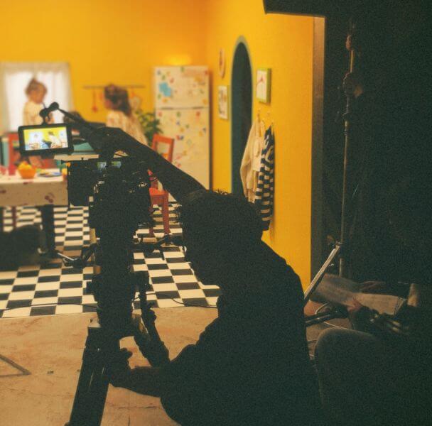 Un étudiant de la SAE Institute, école de cinéma française, manipule une caméra.