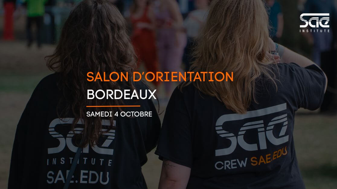 Deux étudiantes de la SAE Institute, école du son et de cinéma, participent à un salon d'orientation.