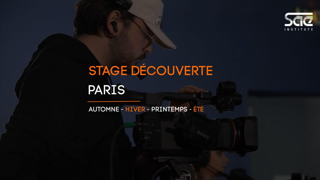 Stage découverte Paris Un étudiant de la SAE Institute Paris, école du son et de l'audiovisuel, manipule une caméra professionnelle