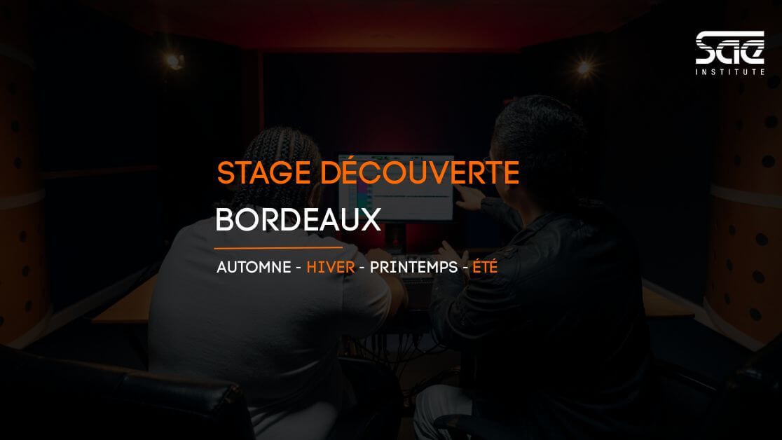 Stage découverte Bordeaux Deux étudiants de la SAE Institute de Bordeaux, école du son, travaillent dans un studio de production musicale professionnel