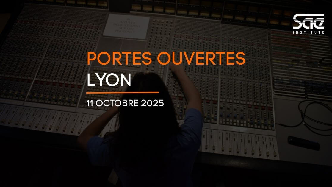 Journées Portes Ouvertes Lyon (1) Affiche qui annonce les portes Ouvertes de la SAE Institute Lyon. En arrière-plan, un étudiant en Bachelor Son & Musique manipule une console de mixage.