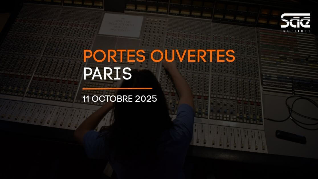 Journées Portes Ouvertes SAE Paris Affiche qui annonce les portes Ouvertes de la SAE Institute Paris. En arrière-plan, un étudiant en Bachelor Son & Musique manipule une console de mixage.