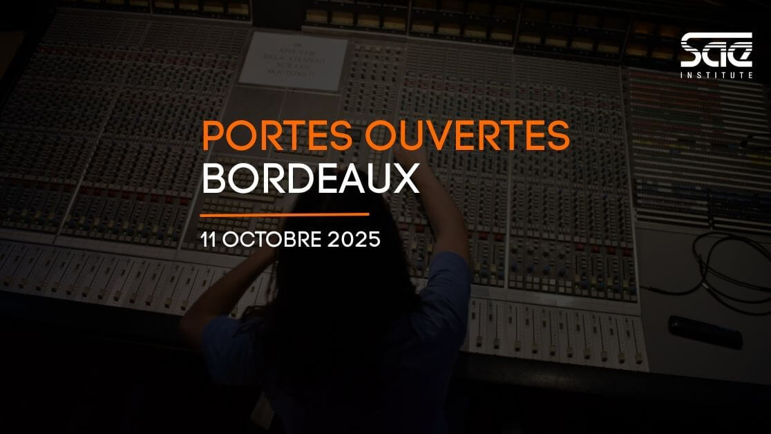 Journées Portes Ouvertes SAE Bordeaux Affiche qui annonce les portes Ouvertes de la SAE Institute Bordeaux. En arrière-plan, un étudiant en Bachelor Son & Musique manipule une console de mixage.