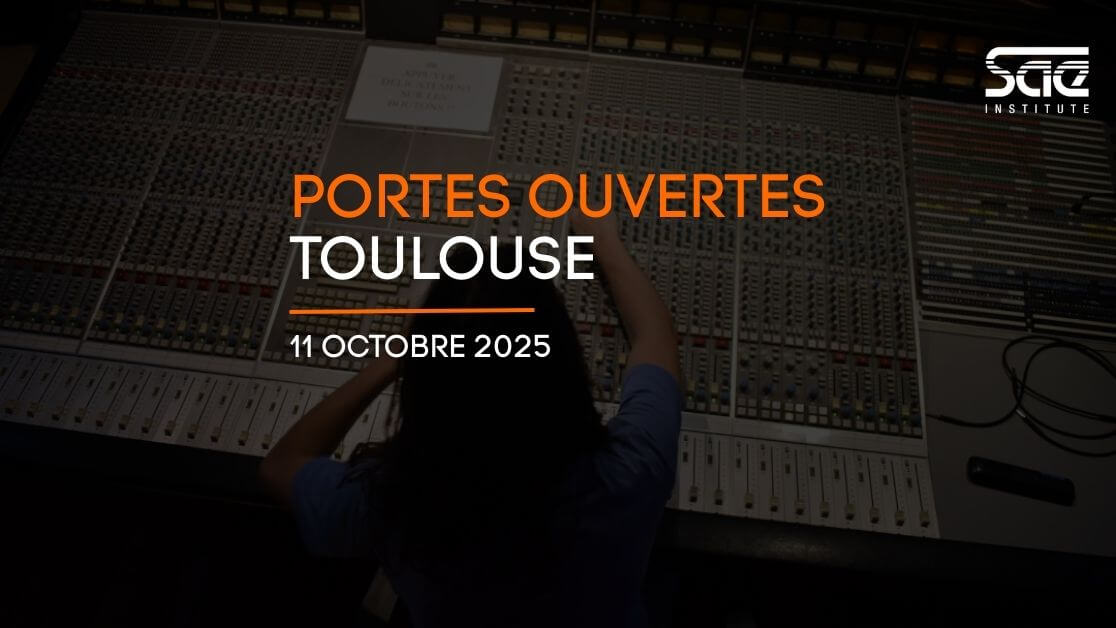 Journées Portes Ouvertes SAE Toulouse Affiche qui annonce les portes Ouvertes de la SAE Institute Toulouse. En arrière-plan, un étudiant en Bachelor Son & Musique manipule une console de mixage.