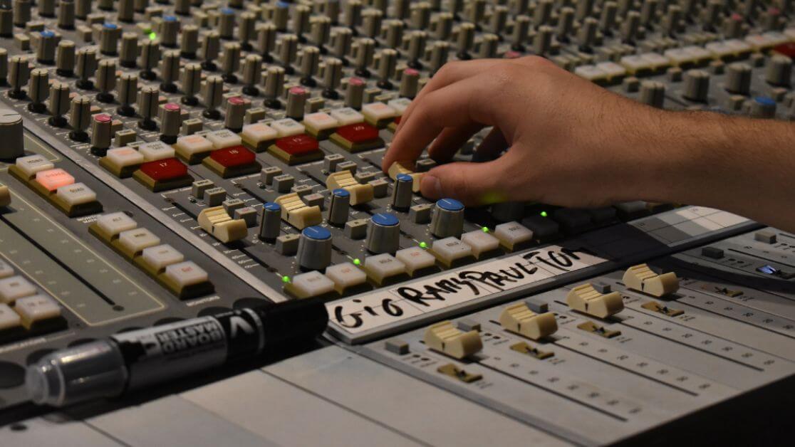 Un étudiant de la SAE Institute, école de son et de cinéma, travaille une production sonore.
