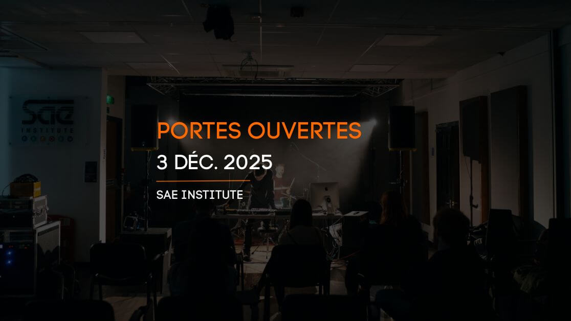 Un étudiant de la SAE Institute, école du son et de l'audiovisuel, organise une performance live à l'occasion d'une soirée Portes Ouvertes.