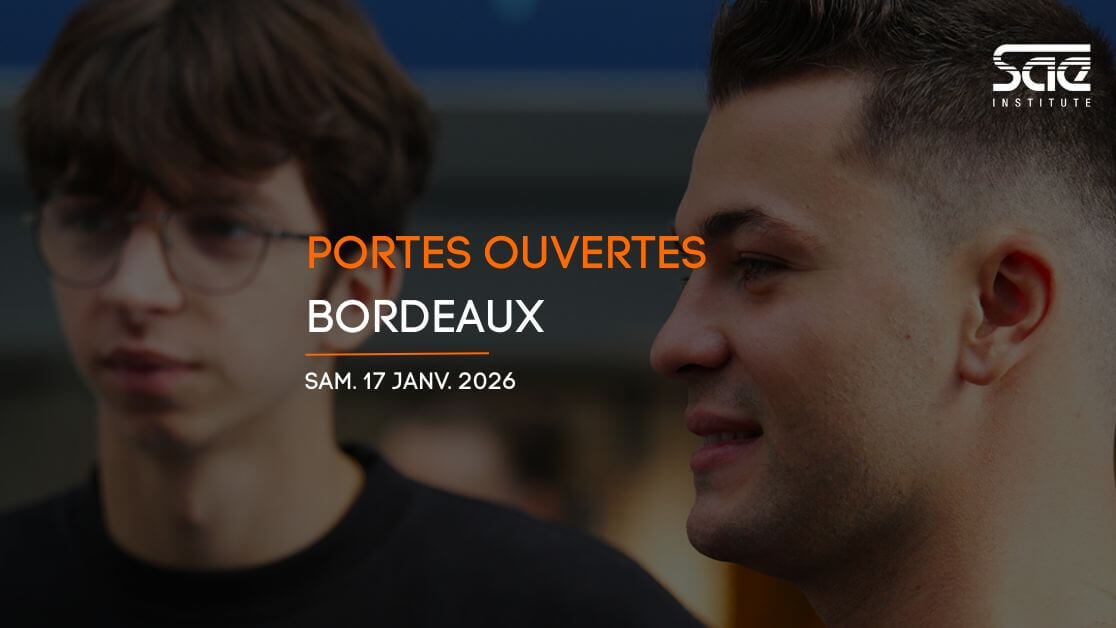 Deux étudiants de la SAE Institute Bordeaux, école du son, accueillent les visiteurs lors de Journées Portes Ouvertes