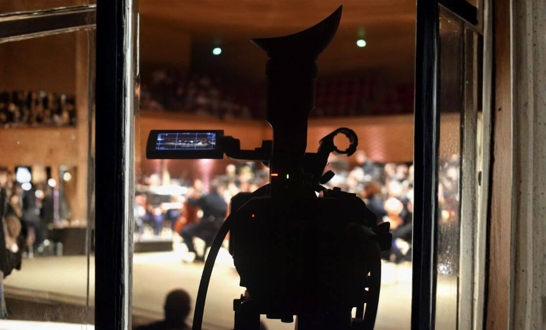 Un étudiant de la SAE Institute, école de cinéma, assure la captation vidéo d'un concert