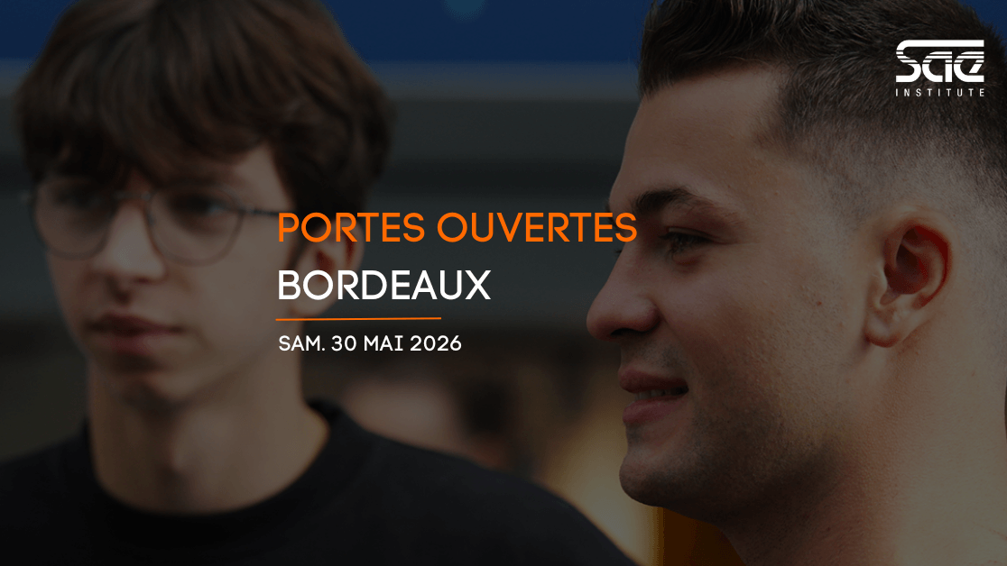 Deux étudiants de la SAE Institute Bordeaux, école de son, accueillent des visiteurs lors des Portes Ouvertes.