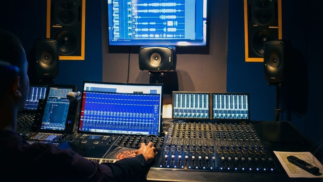 Un étudiant de la SAE Institute, école de son et de l'audiovisuel, travaille en studio certifié Dolby Atmos
