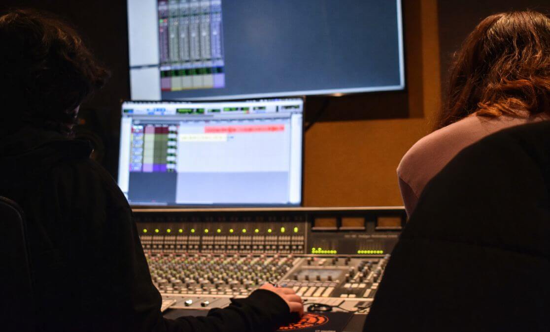 Deux étudiants du BTS Métiers de l'Audiovisuel, option Métiers du Son, de la SAE Institute, travaillent dans un studio professionnel.