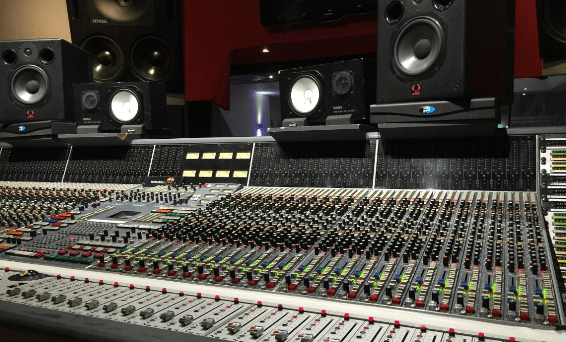 Console de mixage comparable aux équipements mis à disposition dans les studios de la SAE Institute, école de son