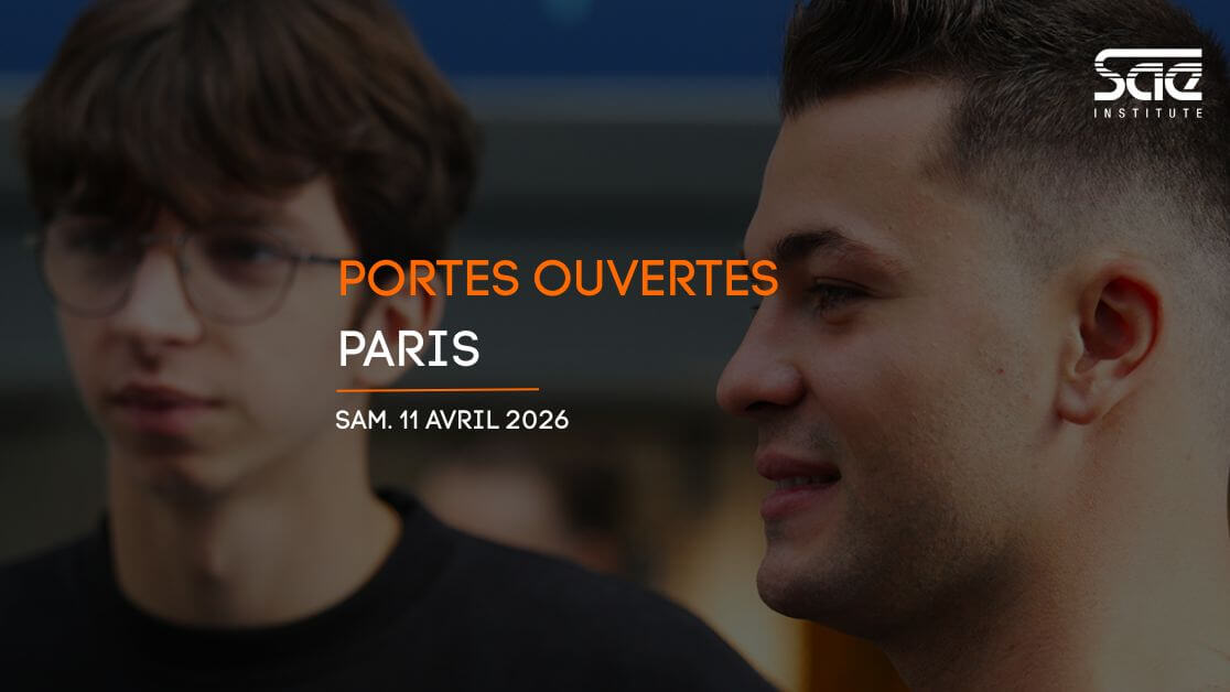 Deux étudiants de la SAE Institute Paris, école du son, accueillent des visiteurs lors des journées Portes Ouvertes,