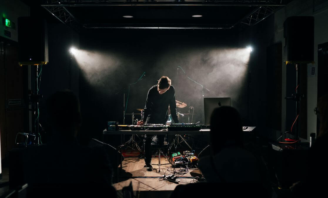 Les étudiants en sonorisation de la SAE Institute, école du son à Paris et à Toulouse, organisent un concert.