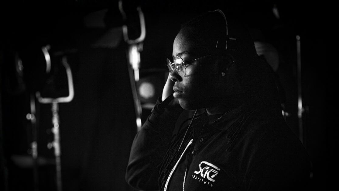 Une étudiante de la SAE Institute, école du son et de cinéma, fait un enregistrement dans un studio professionnel.