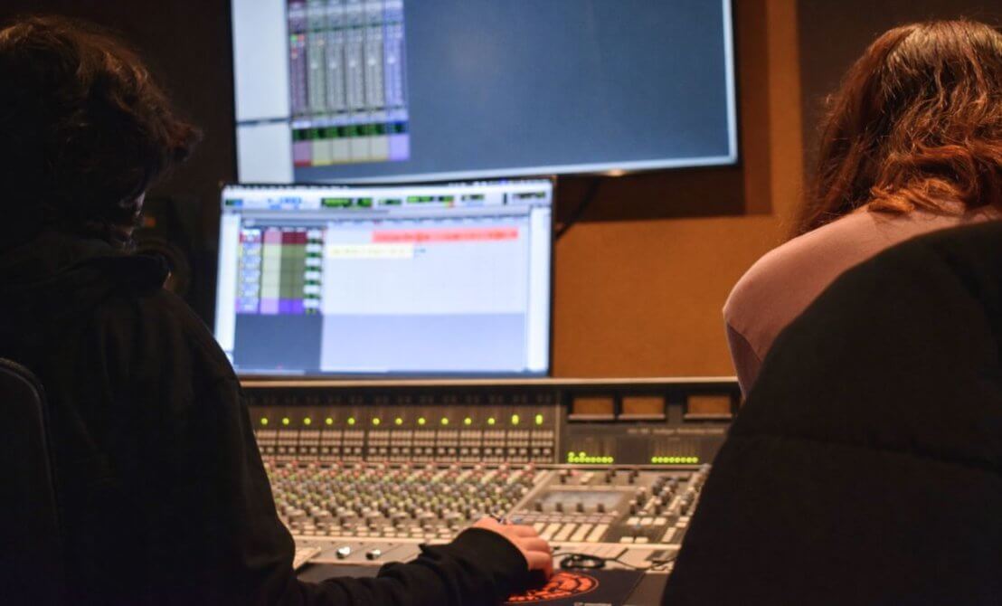 Deux étudiants de la SAE Institute, école du son et de cinéma, travaillent dans un studio d'enregistrement professionnel