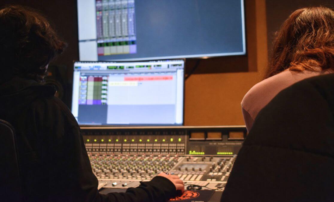 Deux étudiants de la SAE Institute, école du son et de cinéma, travaillent dans un studio d'enregistrement professionnel