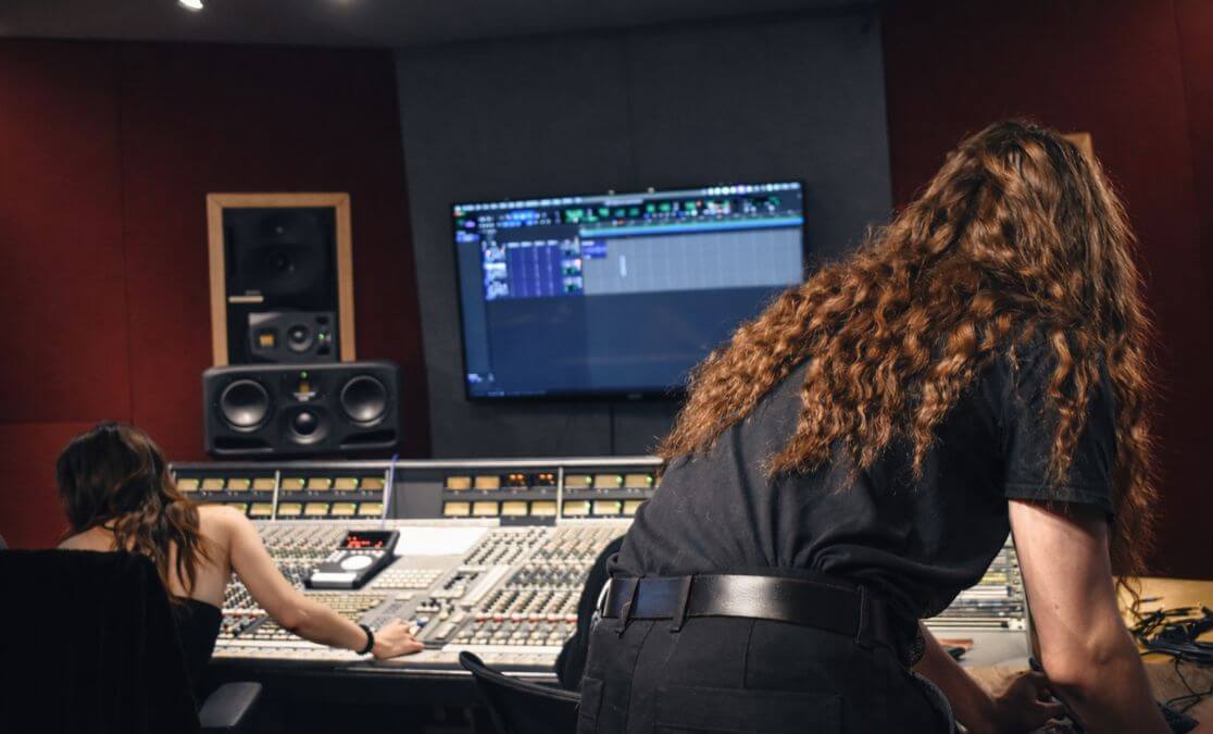 Deux étudiants de la SAE Institute, école du son, travaillent dans des studios professionnels.