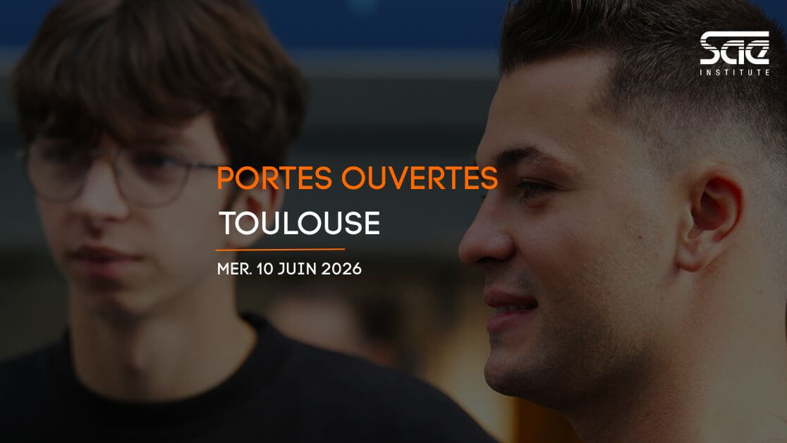 Deux étudiants de la SAE Institute Toulouse, école de son et de cinéma, accueillent des visiteurs lors des Portes Ouvertes.