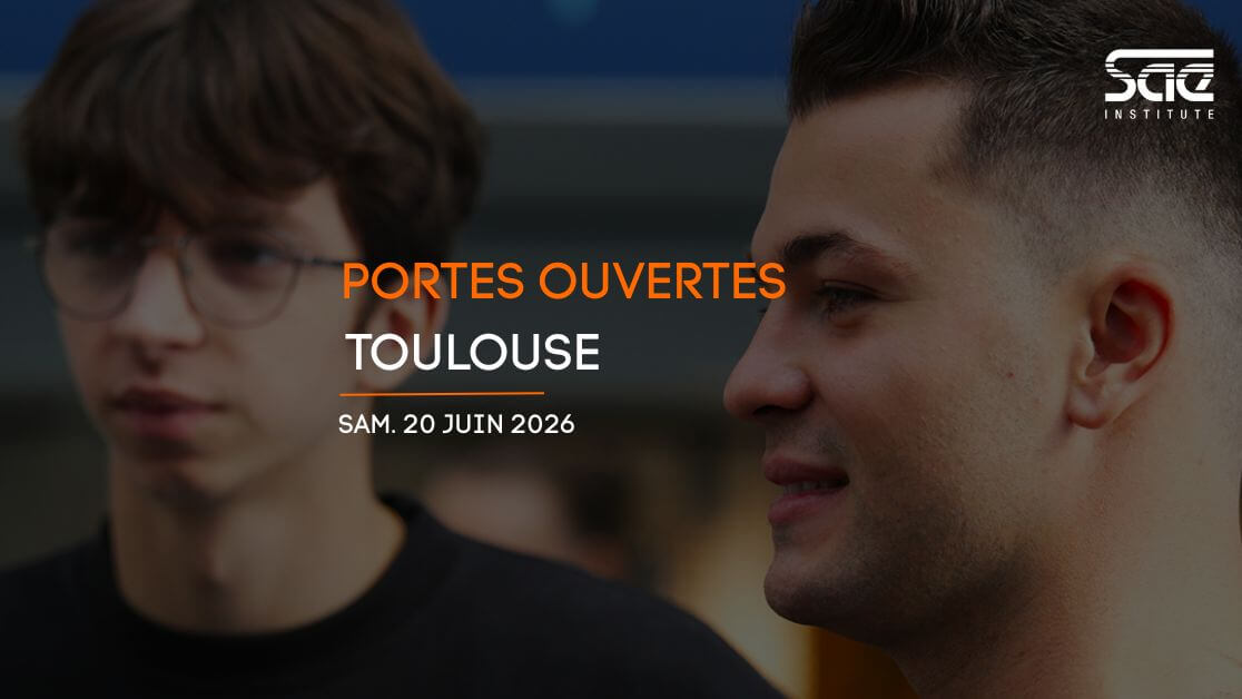 Deux étudiants de la SAE Institute Toulouse, école de son et de cinéma, accueillent des visiteurs lors des Portes Ouvertes.