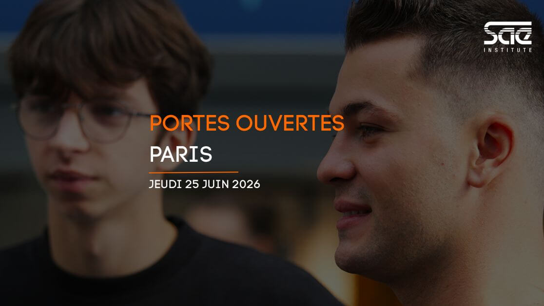 Deux étudiants de la SAE Institute Paris, école de son, accueillent des étudiants lors d'une soirée Portes Ouvertes.