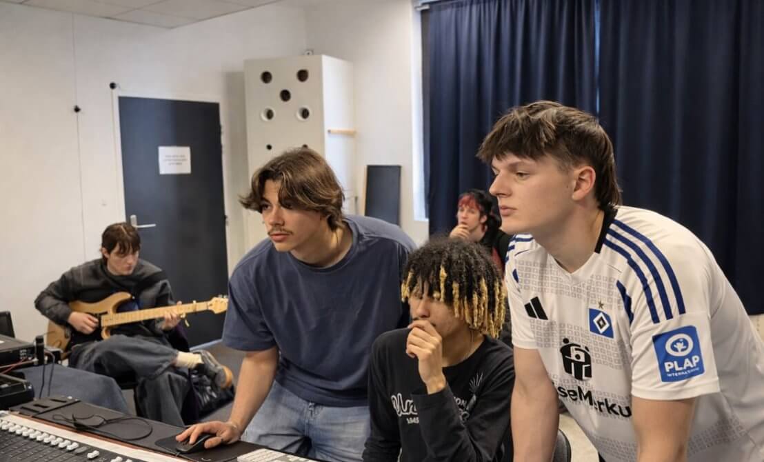 Des étudiants de la SAE Institute Bordeaux, école de son, travaillent dans un studio d'enregistrement professionnel