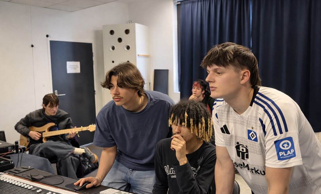 Des étudiants de la SAE Institute Bordeaux, école de son, travaillent dans un studio d'enregistrement professionnel