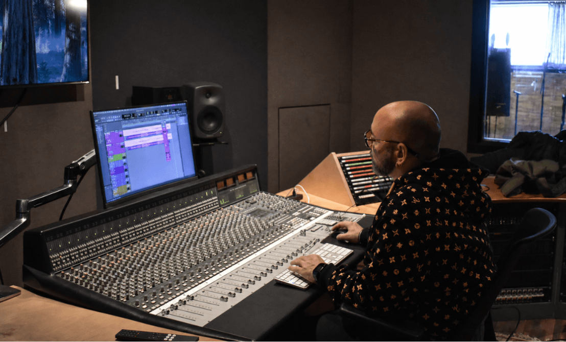 Un alumni de la SAE Institute, école de son, travaille dans un studio de musique professionnel