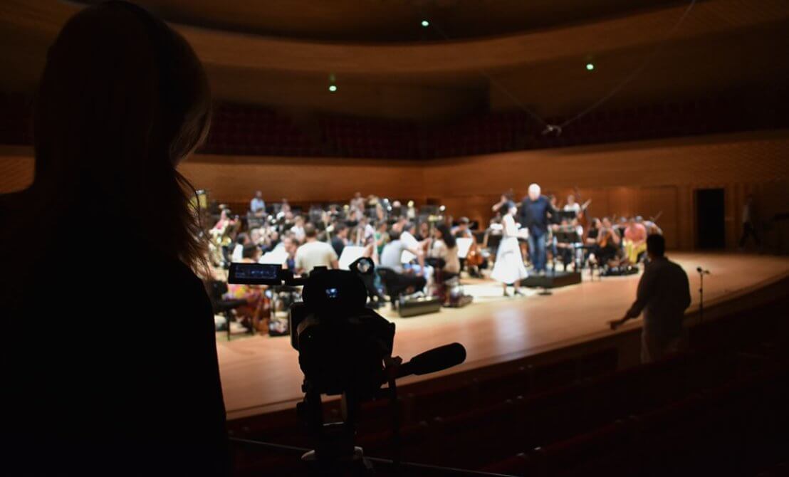 Un étudiant de la SAE Institute Paris, école de son, assure la captation du concert Jarrousky