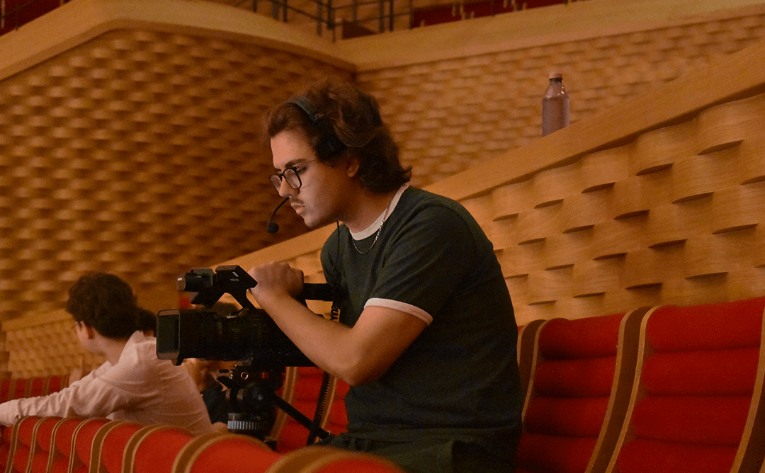 Vue d'ensemble de l'orchestre sur scène filmé par un étudiant SAE Institute depuis la salle