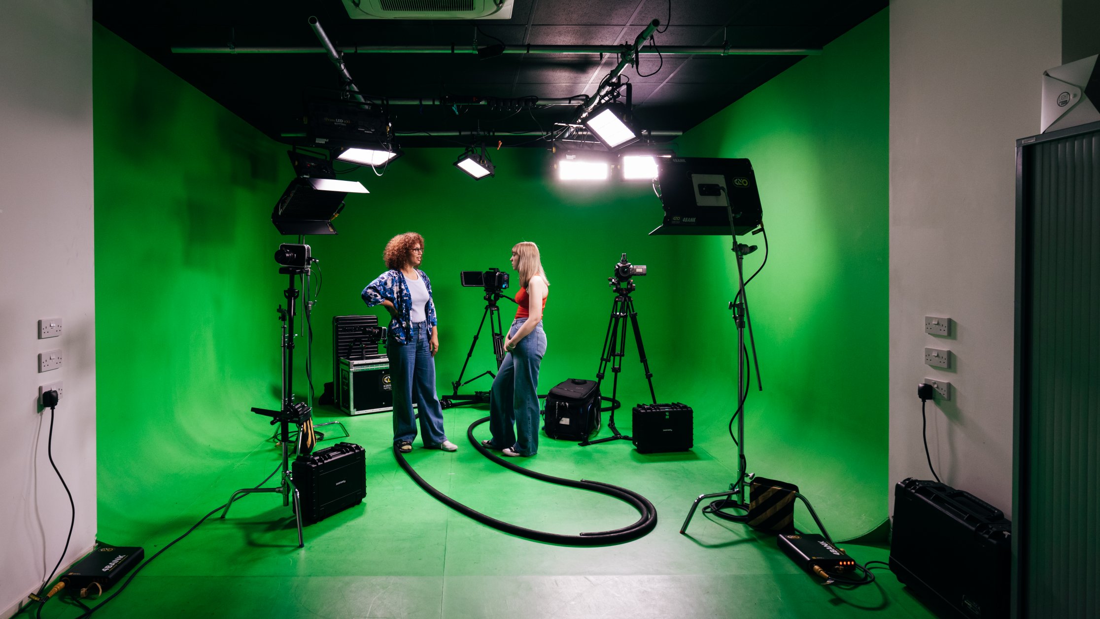 sae-acting-for-screen-students-in-green-room